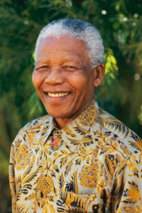 "Nadie nace odiando a otra persona por el color de su piel, o su origen, o su religión. La gente tiene que aprender a odiar, y si ellos pueden aprender a odiar, también se les puede enseñar a amar", una de las frases más famosas de Nelson Mandela.